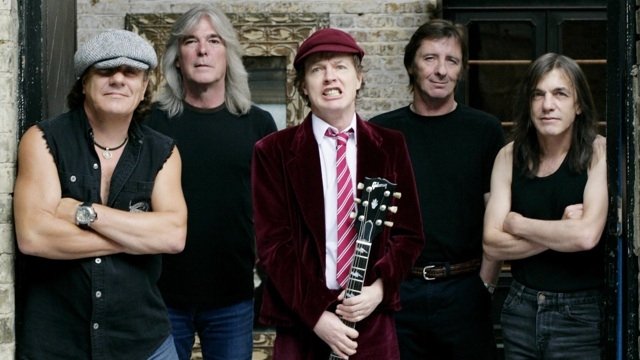 Гитарист AC/DC серьезно болен — Inhalath