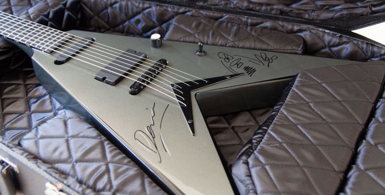 Devin Townsend продает свою гитару на eBay