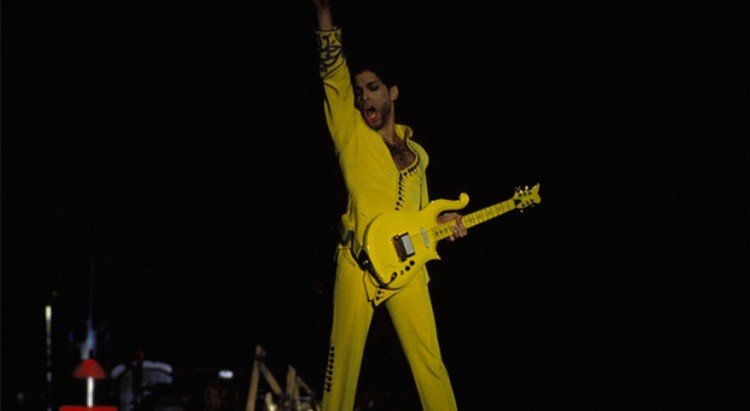 Prince-guitarra-amarilla-instrumento-subastado_LNCIMA20160514_0100_5